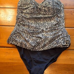 La Blanca ladies size 12 Tankini set. Flattering Navy & white small dot print.